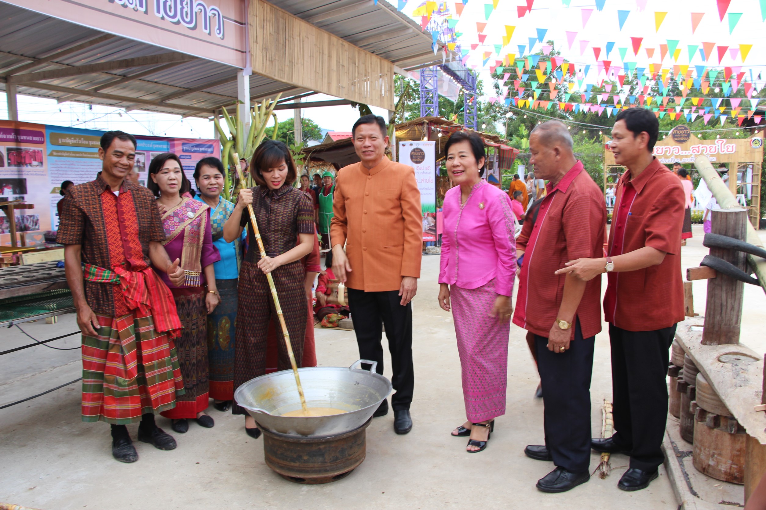 เปิดตลาดถนนคนเดินชุมชนสายยาว