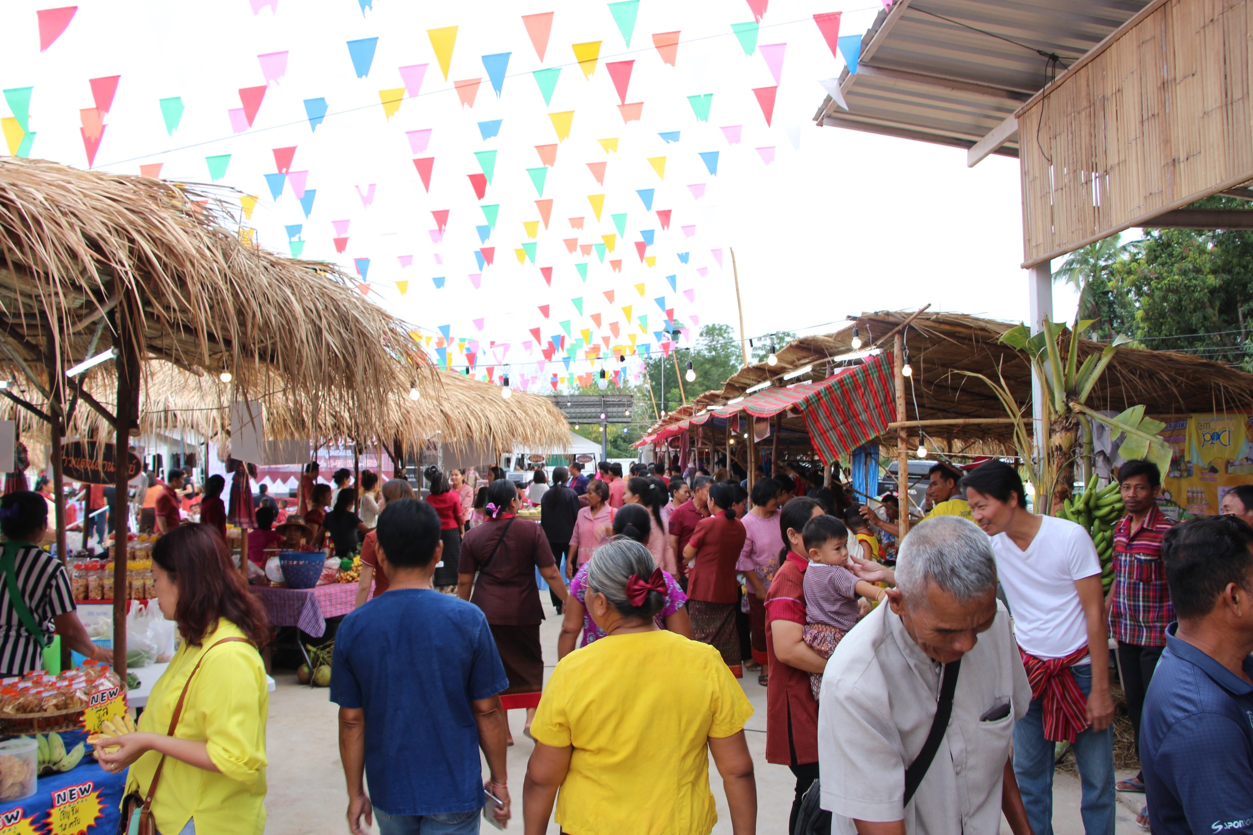 เปิดตลาดถนนคนเดินชุมชนสายยาว