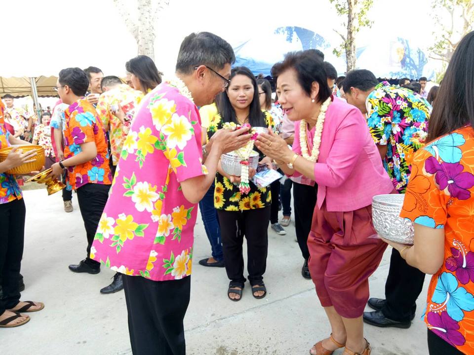 กิจกรรมสืบสานประเพณีรดน้ำขอพรจังหวัดบุรีรัมย์ เนื่องในโอกาสเทศกาลวันสงกรานต์