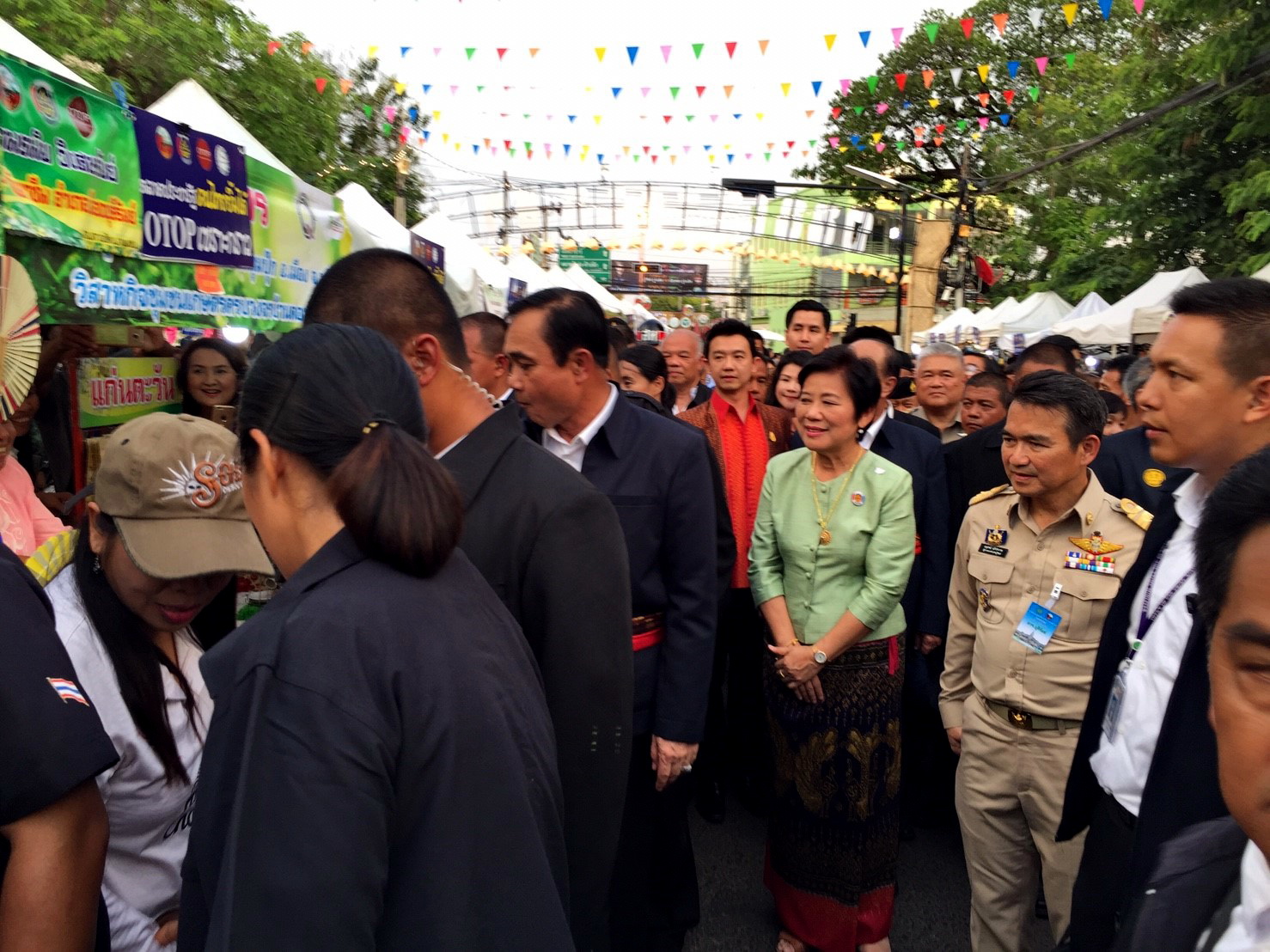 นายกรัฐมนตรีเยี่ยมชมตลาดถนนคนเดินเซราะกราว บุรีรัมย์
