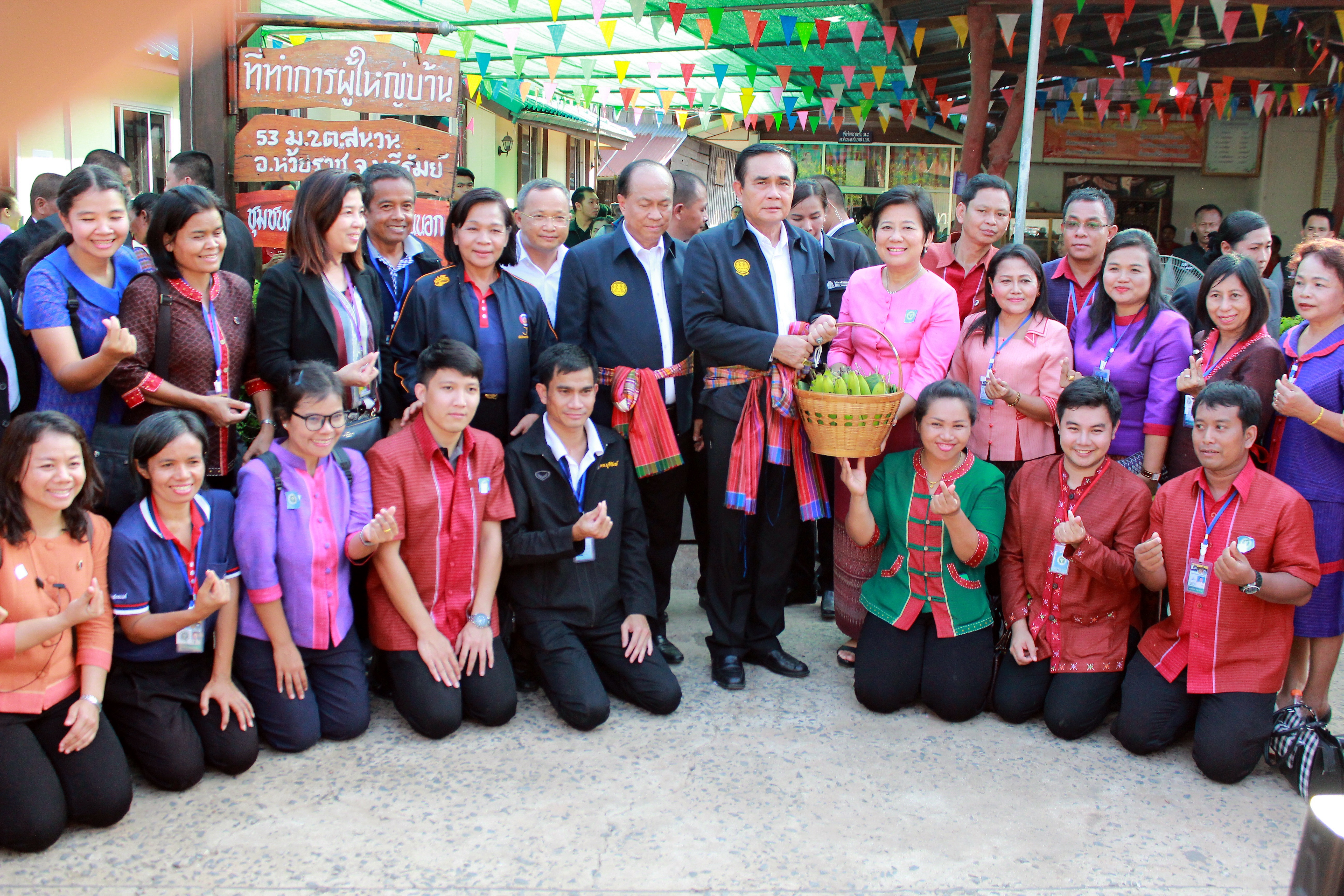 นายกรัฐมนตรี ตรวจเยี่ยมชมหมู่บ้านท่องเที่ยวไหมบุรีรัมย์ บ้านสนวนนอก