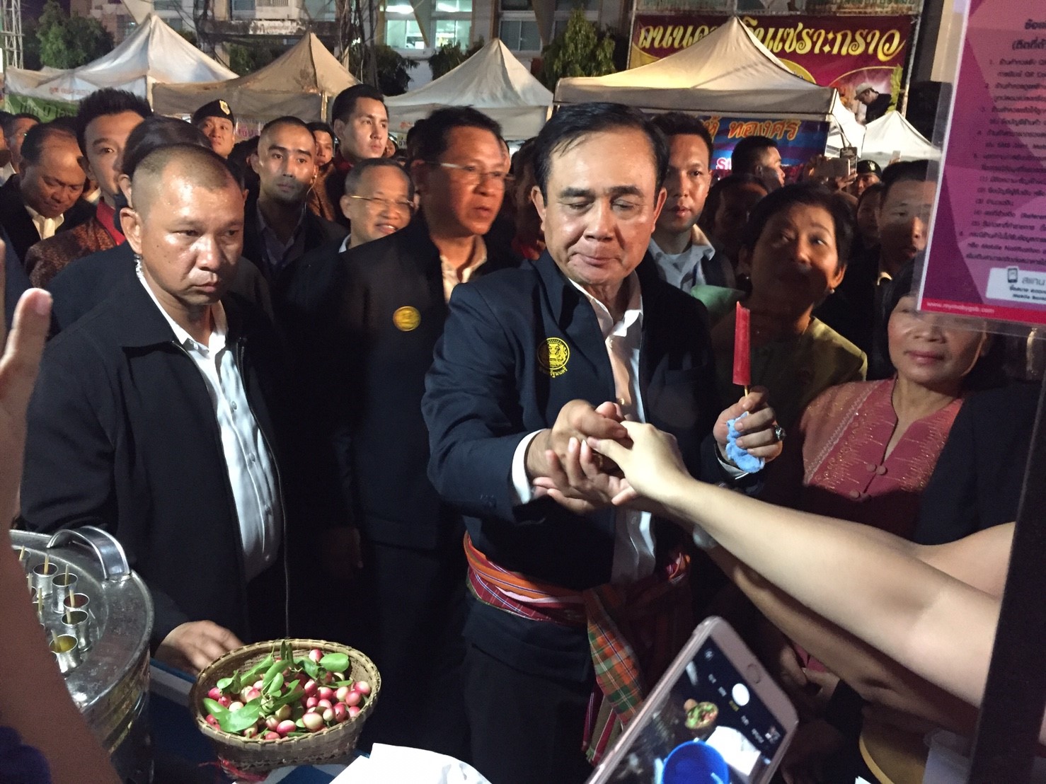 นายกรัฐมนตรีเยี่ยมชมตลาดถนนคนเดินเซราะกราว บุรีรัมย์