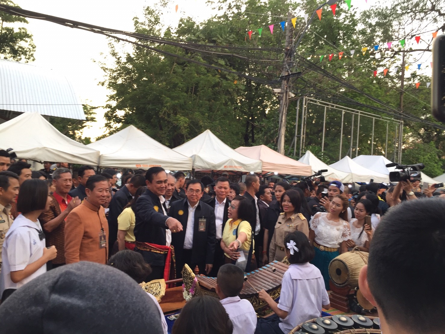 นายกรัฐมนตรีเยี่ยมชมตลาดถนนคนเดินเซราะกราว บุรีรัมย์