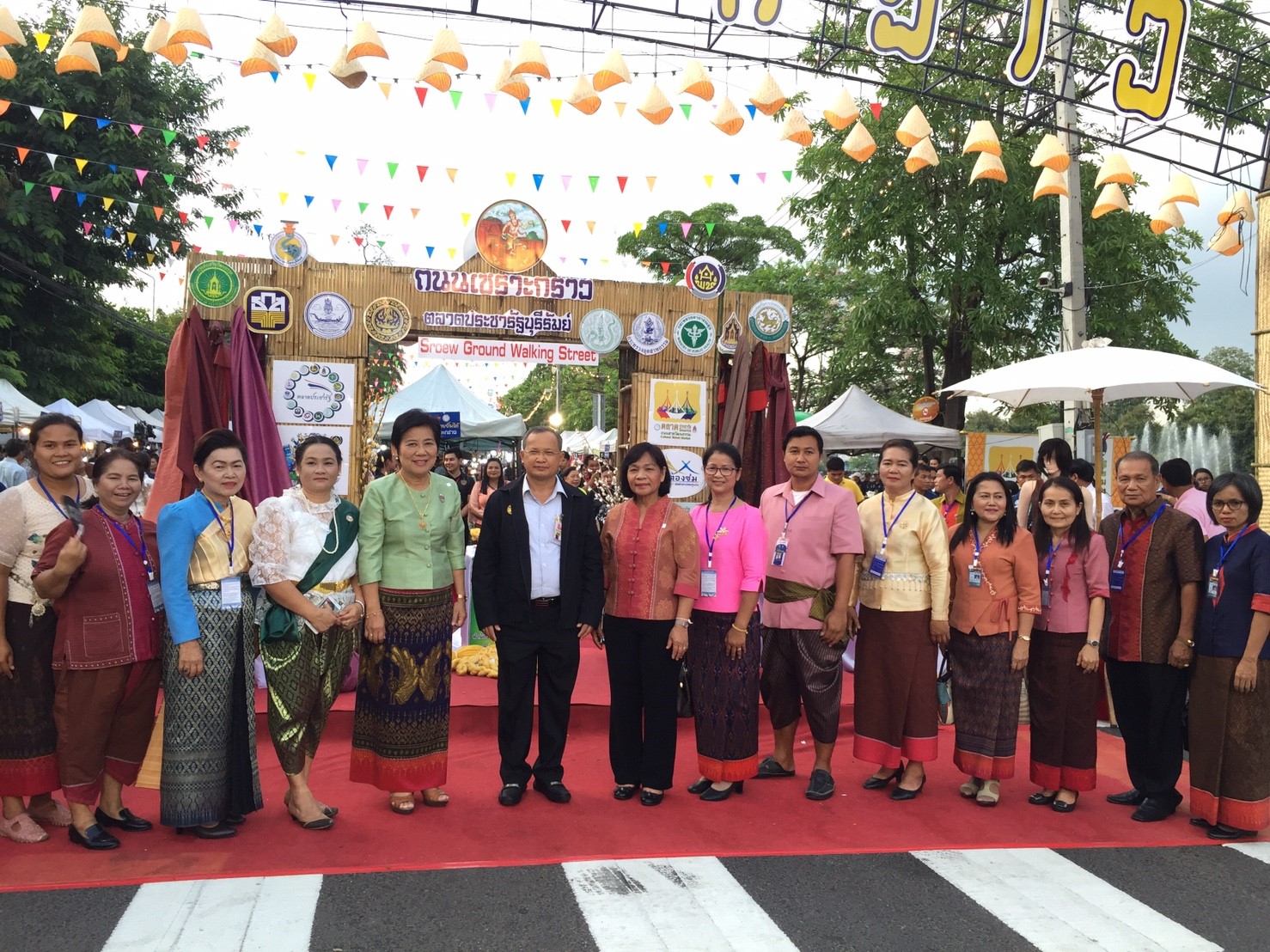 นายกรัฐมนตรีเยี่ยมชมตลาดถนนคนเดินเซราะกราว บุรีรัมย์