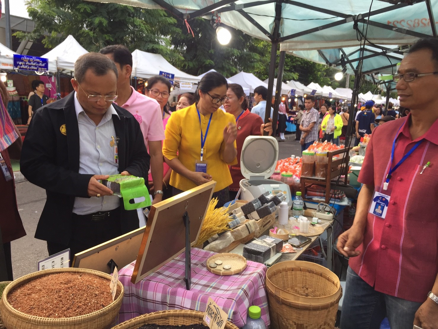 นายกรัฐมนตรีเยี่ยมชมตลาดถนนคนเดินเซราะกราว บุรีรัมย์