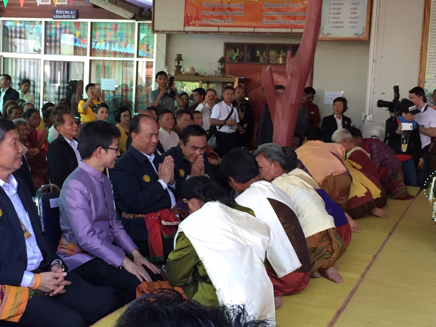 นายกรัฐมนตรี ตรวจเยี่ยมชมหมู่บ้านท่องเที่ยวไหมบุรีรัมย์ บ้านสนวนนอก