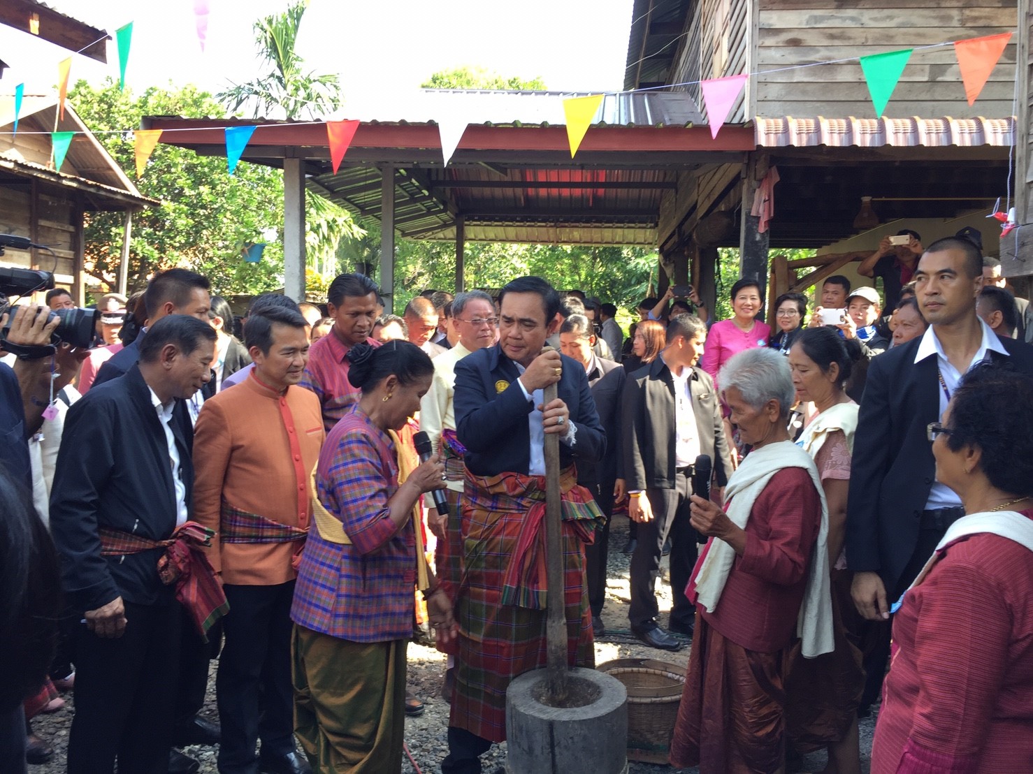 นายกรัฐมนตรี ตรวจเยี่ยมชมหมู่บ้านท่องเที่ยวไหมบุรีรัมย์ บ้านสนวนนอก