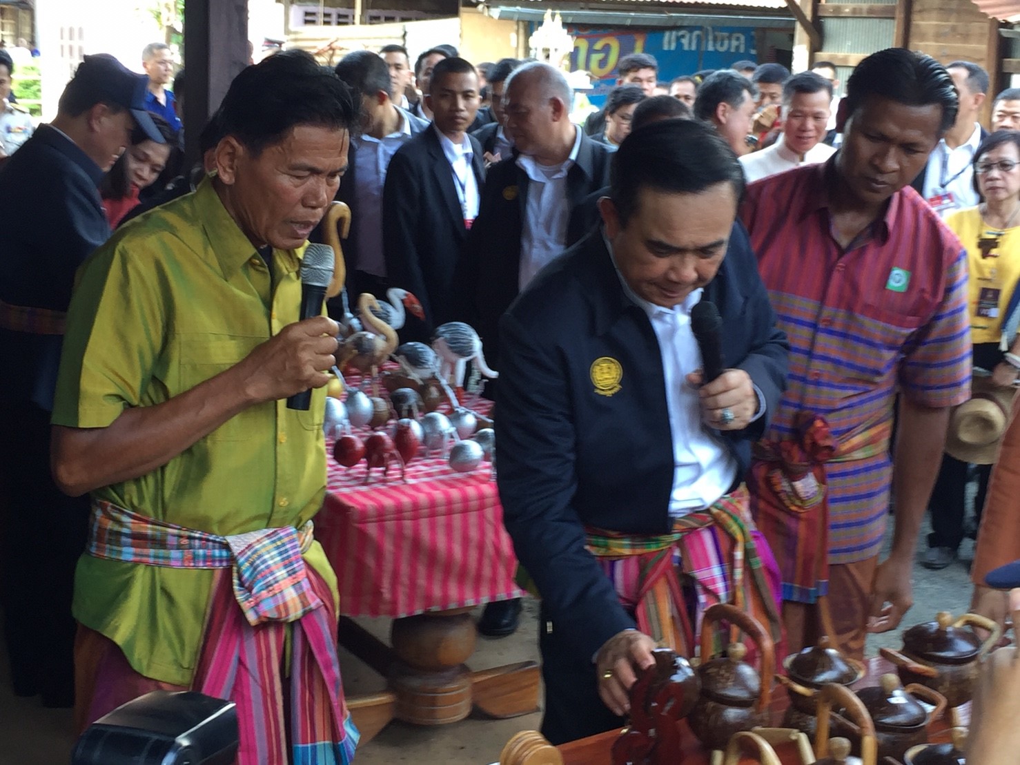 นายกรัฐมนตรี ตรวจเยี่ยมชมหมู่บ้านท่องเที่ยวไหมบุรีรัมย์ บ้านสนวนนอก