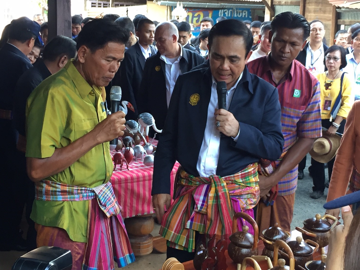 นายกรัฐมนตรี ตรวจเยี่ยมชมหมู่บ้านท่องเที่ยวไหมบุรีรัมย์ บ้านสนวนนอก