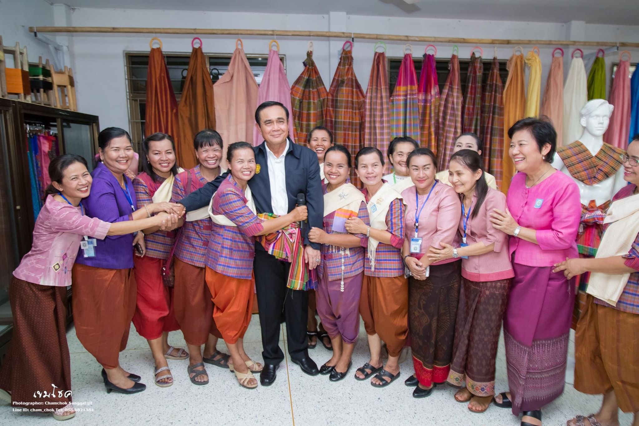 นายกรัฐมนตรี ตรวจเยี่ยมชมหมู่บ้านท่องเที่ยวไหมบุรีรัมย์ บ้านสนวนนอก