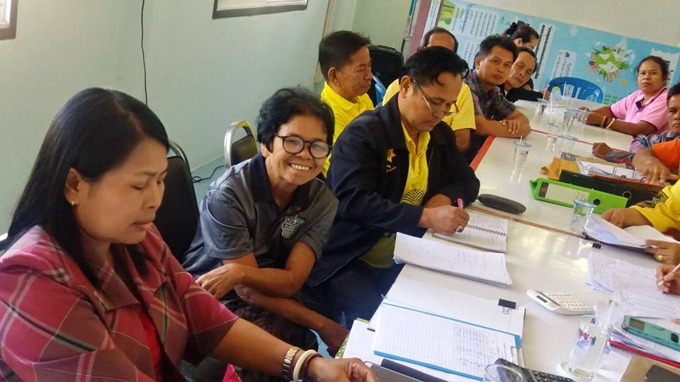 ประธานการประชุมรับฟังการดำเนินงานกองทุนหมู่บ้านหนองหว้า