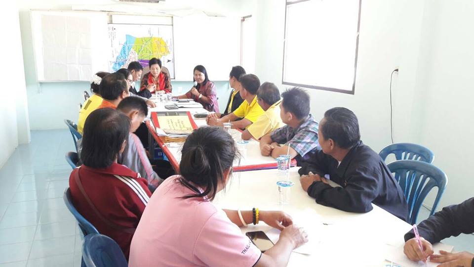 ประธานการประชุมรับฟังการดำเนินงานกองทุนหมู่บ้านหนองหว้า