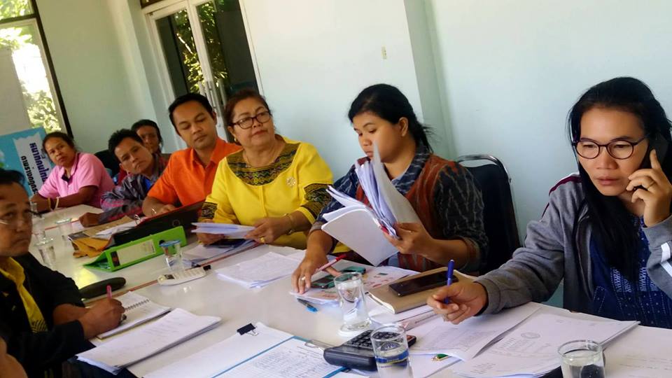 ประธานการประชุมรับฟังการดำเนินงานกองทุนหมู่บ้านหนองหว้า