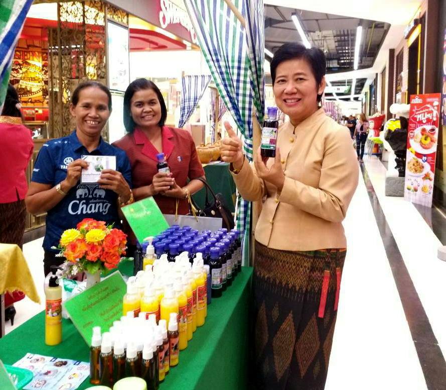 พช.บุรีรัมย์ ชม ชิม ช้อป OTOP งาน “Farmers’ Market”
