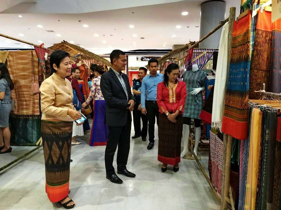 พช.บุรีรัมย์ ชม ชิม ช้อป OTOP งาน “Farmers’ Market”