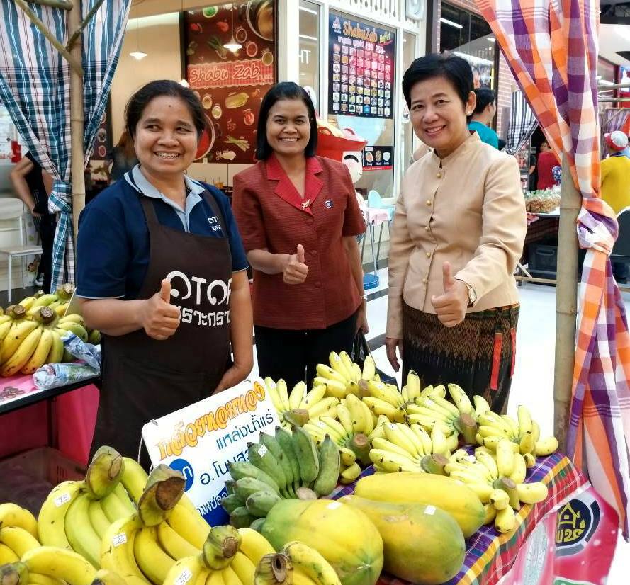 พช.บุรีรัมย์ ชม ชิม ช้อป OTOP งาน “Farmers’ Market”