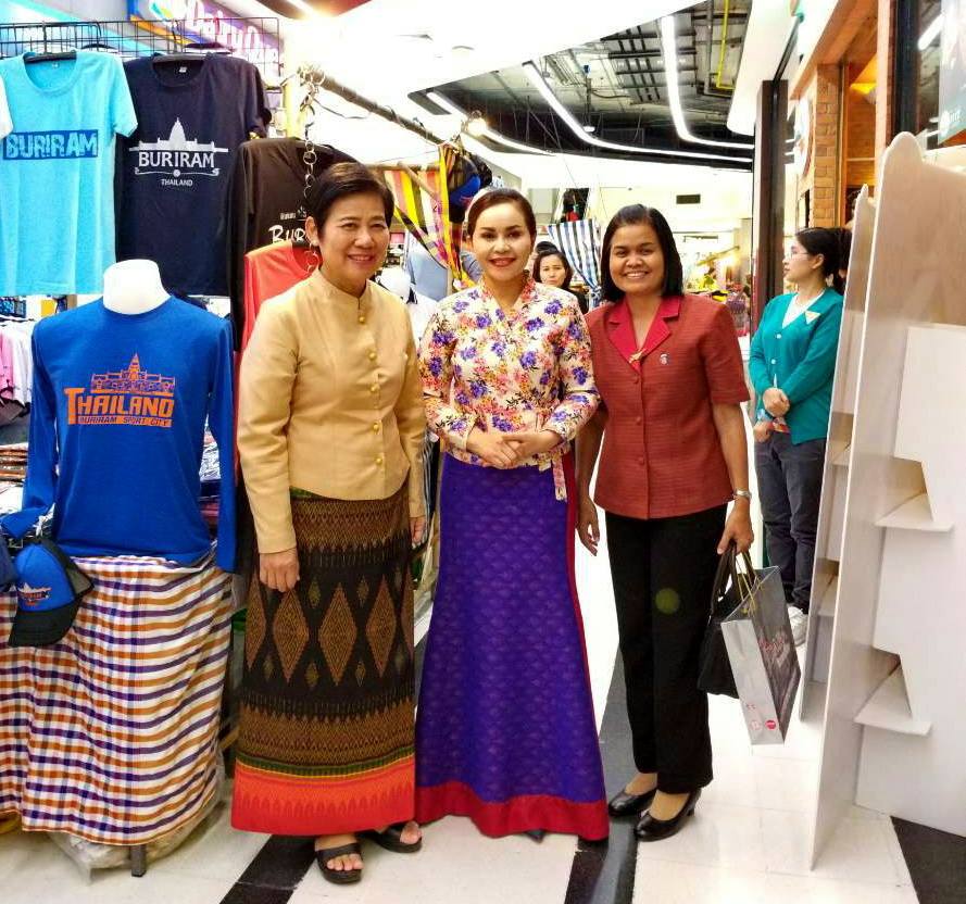 พช.บุรีรัมย์ ชม ชิม ช้อป OTOP งาน “Farmers’ Market”