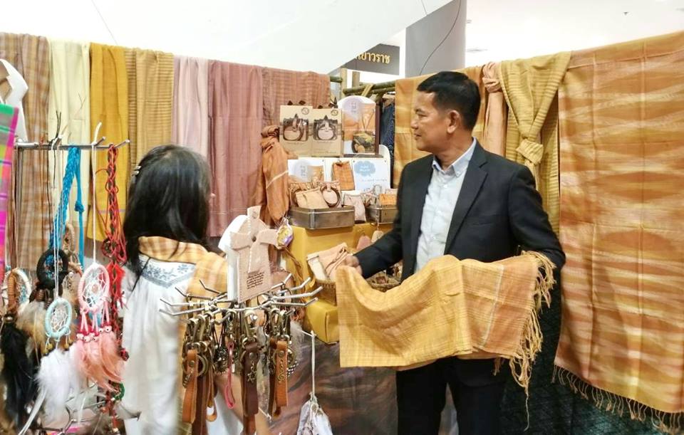 พช.บุรีรัมย์ ชม ชิม ช้อป OTOP งาน “Farmers’ Market”
