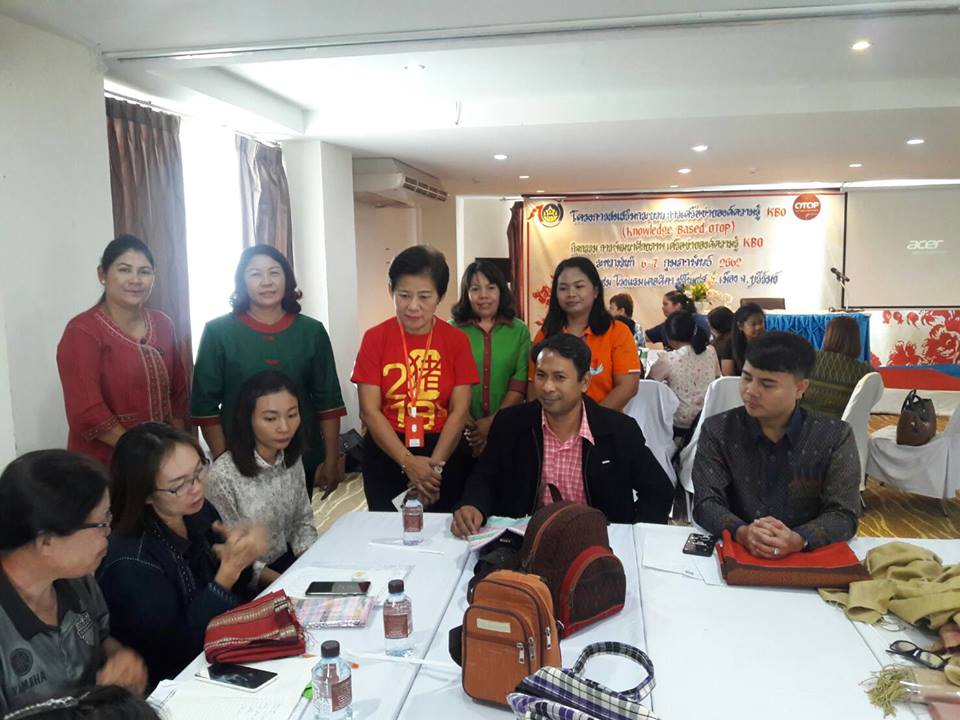 พัฒนาการจังหวัดบุรีรัมย์ เยี่ยมเยียนกลุ่มผู้ผลิต OTOP ที่เข้าสู่การส่งเสริมกระบวนการเครือข่ายองค์ความรู KBO