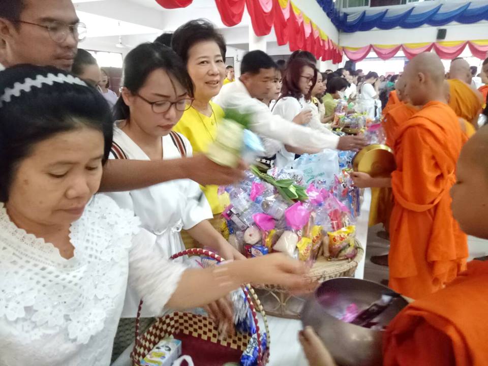 พช.บุรีรัมย์ ร่วมทำบุญตักบาตร เนื่องในวันมาฆบูชา