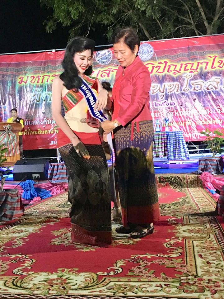พช.บุรีรัมย์ ร่วมงานมหกรรมสืบสานภูมิปัญญาไทย ผ้าไหมทอมือ