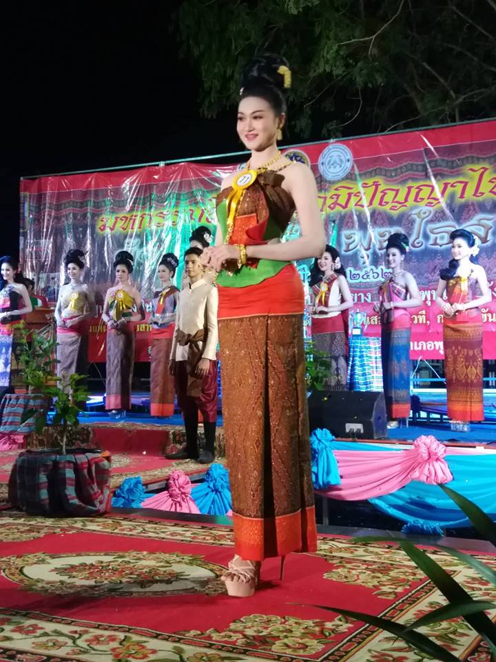 พช.บุรีรัมย์ ร่วมงานมหกรรมสืบสานภูมิปัญญาไทย ผ้าไหมทอมือ