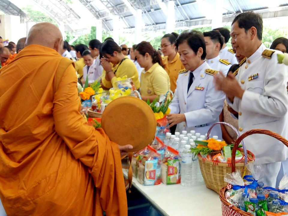 พิธีทำบุญตักบาตรถวายเป็นพระราชกุศล เนื่องในโอกาสเฉลิมพระชนมพรรษาสมเด็จพระนางเจ้าฯ พระบรมราชินี