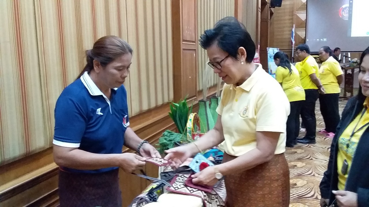 พช.บุรีรัมย์ จ้ดกิจกรรมนำเสนอผลการส่งเสริมคุณภาพชีวิตครัวเรือนตกเกณฑ์ จปฐ. ตามหลักปรัชญาของเศรษฐกิจพอเพียง ของผู้นำ อช. จังหวัดบุรีรัมย์