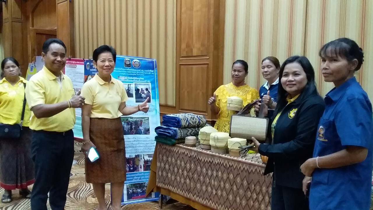 พช.บุรีรัมย์ จ้ดกิจกรรมนำเสนอผลการส่งเสริมคุณภาพชีวิตครัวเรือนตกเกณฑ์ จปฐ. ตามหลักปรัชญาของเศรษฐกิจพอเพียง ของผู้นำ อช. จังหวัดบุรีรัมย์