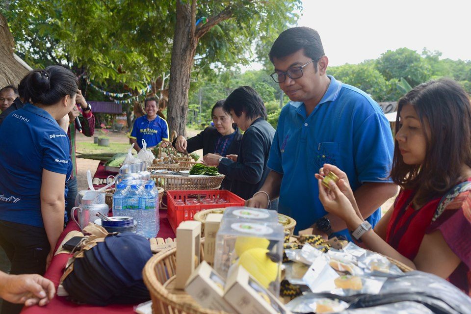 พช.บุรีรัมย์ ประสาน คณะ คสป.บุรีรัมย์ ร่วมติดตามสนับสนุน ชุมชนท่องเที่ยว OTOP นวัตวิถี สายตรีพัฒนา 3 (บ้านผึ้งร้อยรัง)