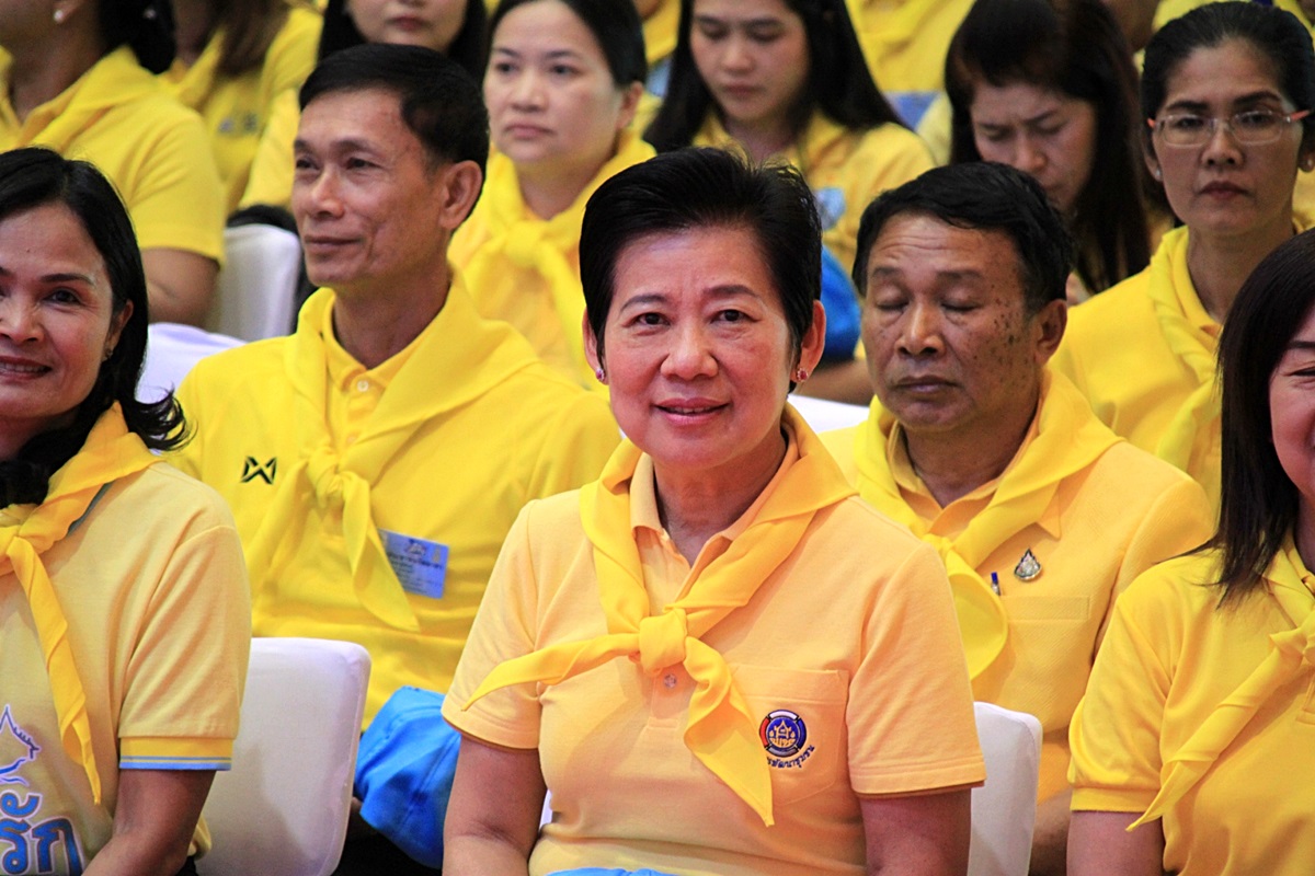 พช.บุรีรัมย์ ร่วมรับชมการถ่ายทอดสด การเสด็จพระราชดำเนินเลียบพระนครโดยขบวนพยุหยาตราทางชลมารค