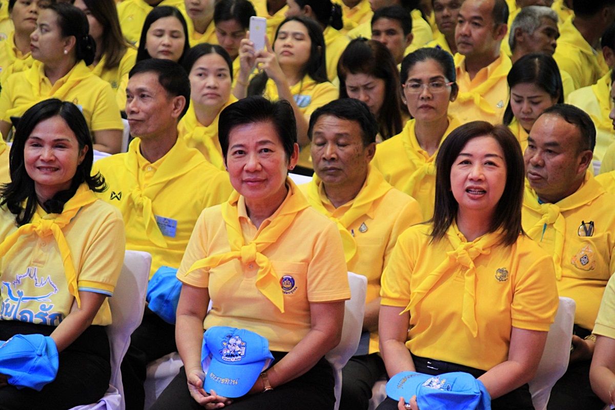พช.บุรีรัมย์ ร่วมรับชมการถ่ายทอดสด การเสด็จพระราชดำเนินเลียบพระนครโดยขบวนพยุหยาตราทางชลมารค