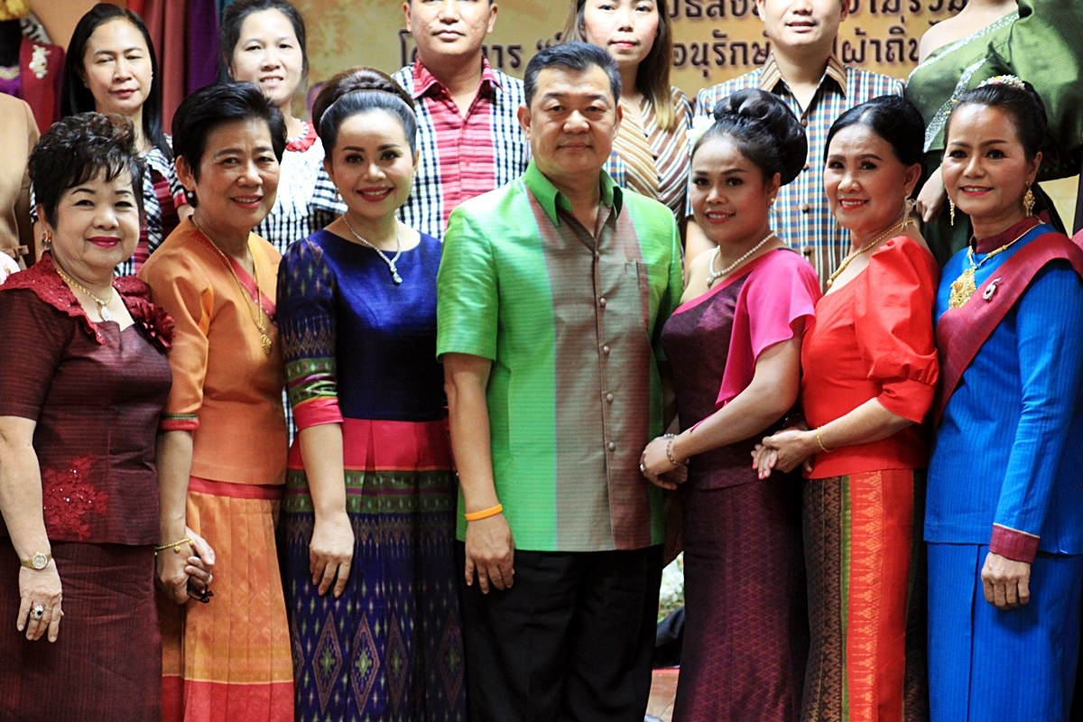 สืบสานอนุรักษ์ศิลป์ ผ้าถิ่นไทย ดำรงค์ไว้ในแผ่นดิน(สวมใส่ผ้าไทย ผ้าไหมบุรีรัมย์)