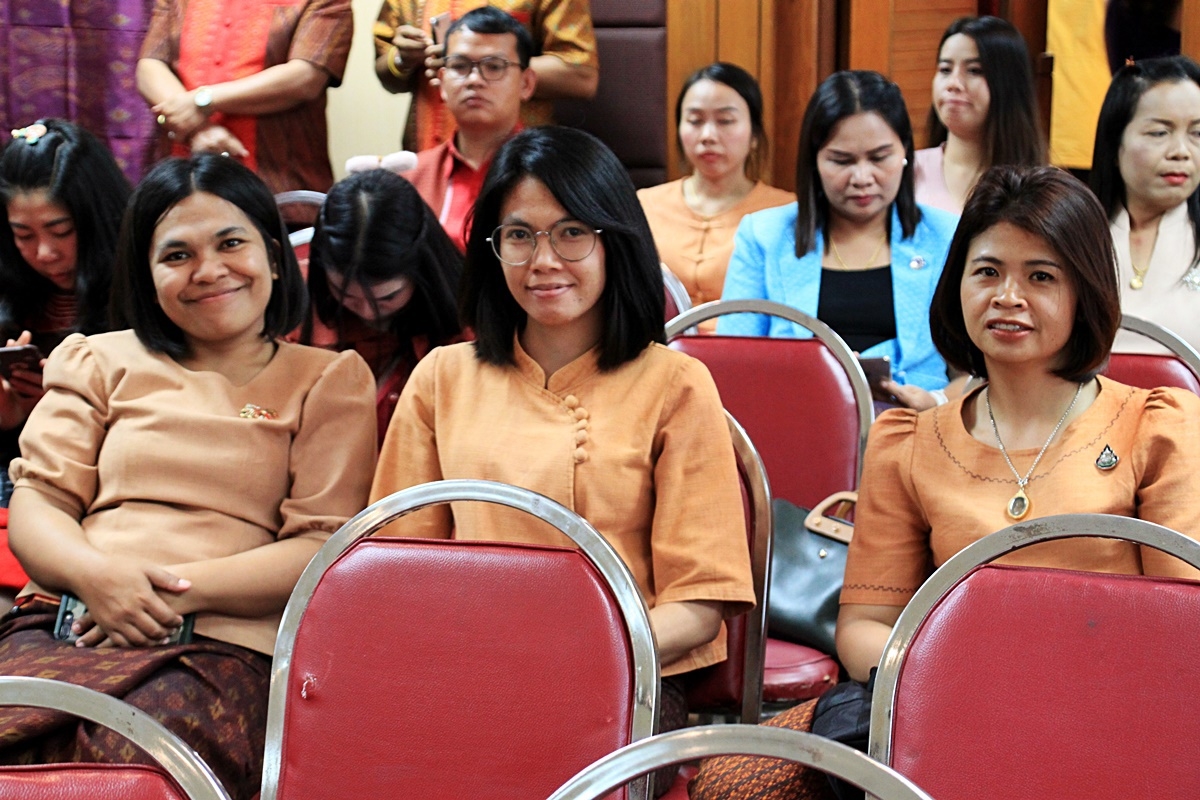 สืบสานอนุรักษ์ศิลป์ ผ้าถิ่นไทย ดำรงค์ไว้ในแผ่นดิน(สวมใส่ผ้าไทย ผ้าไหมบุรีรัมย์)