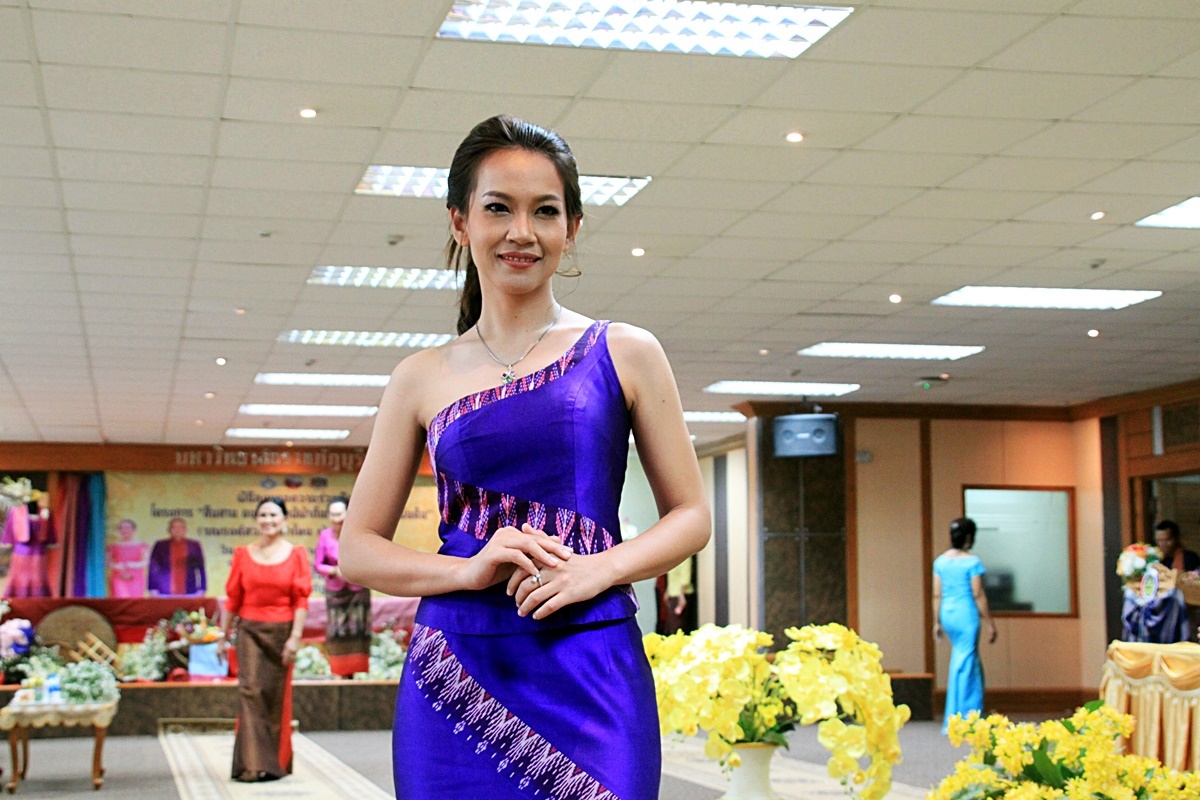 สืบสานอนุรักษ์ศิลป์ ผ้าถิ่นไทย ดำรงค์ไว้ในแผ่นดิน(สวมใส่ผ้าไทย ผ้าไหมบุรีรัมย์)