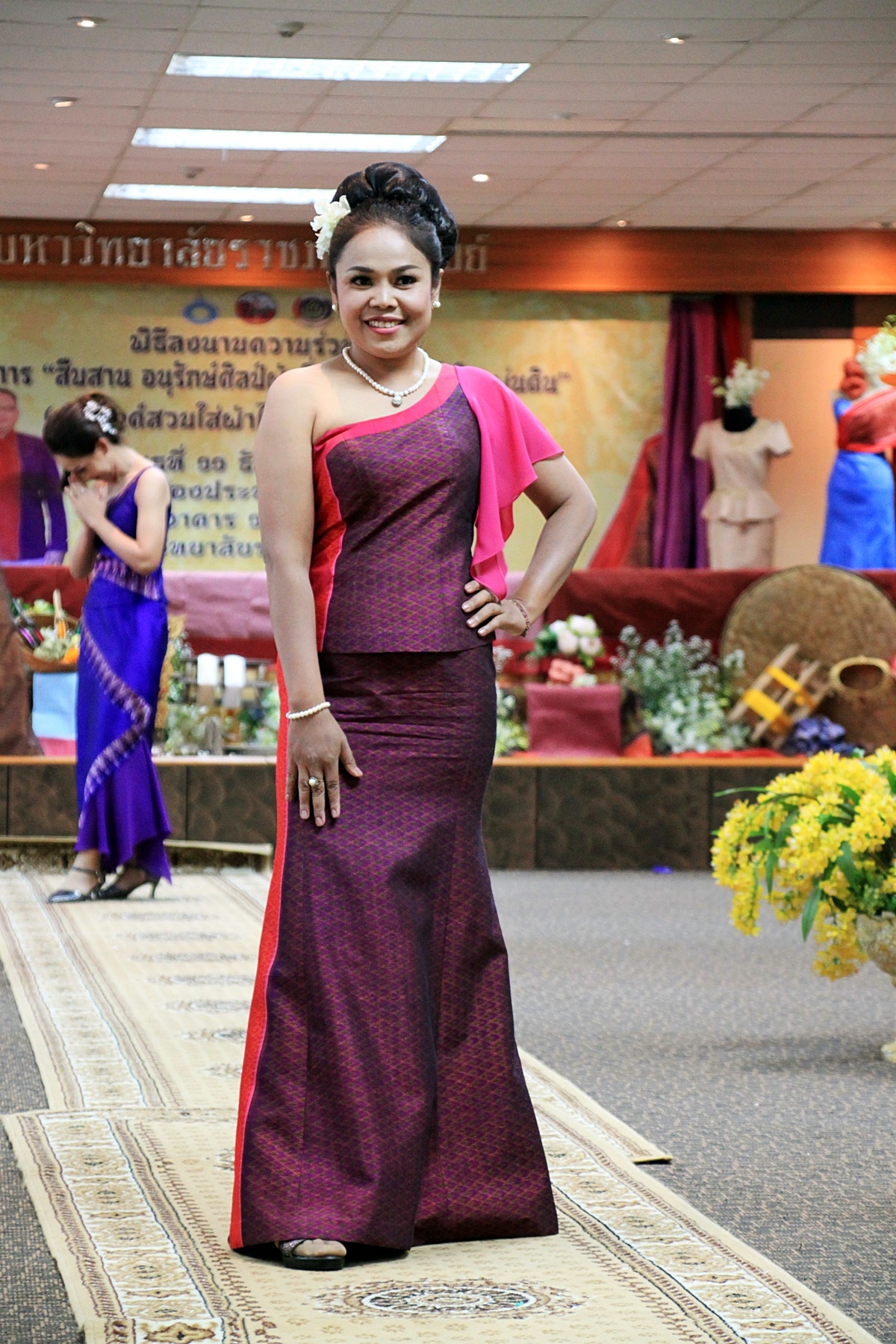 สืบสานอนุรักษ์ศิลป์ ผ้าถิ่นไทย ดำรงค์ไว้ในแผ่นดิน(สวมใส่ผ้าไทย ผ้าไหมบุรีรัมย์)