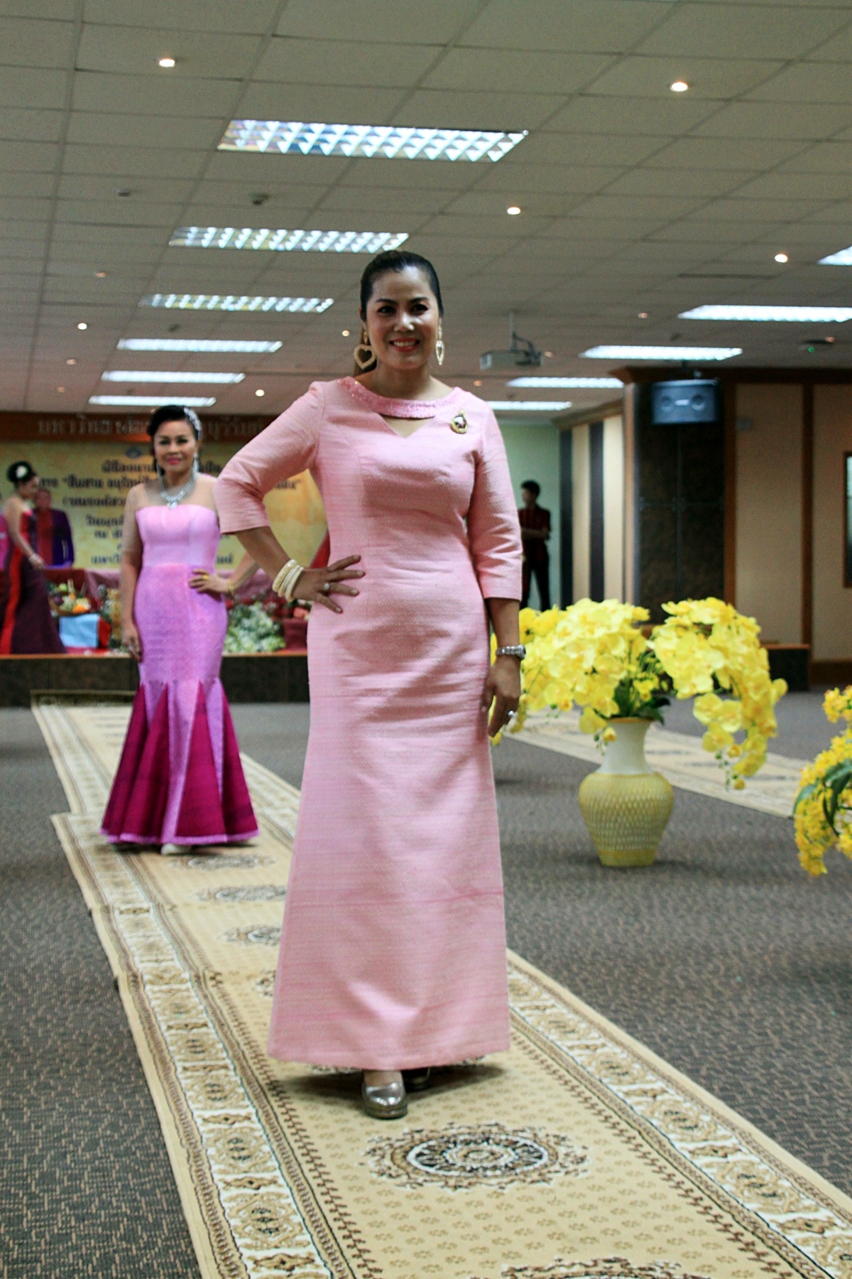 สืบสานอนุรักษ์ศิลป์ ผ้าถิ่นไทย ดำรงค์ไว้ในแผ่นดิน(สวมใส่ผ้าไทย ผ้าไหมบุรีรัมย์)