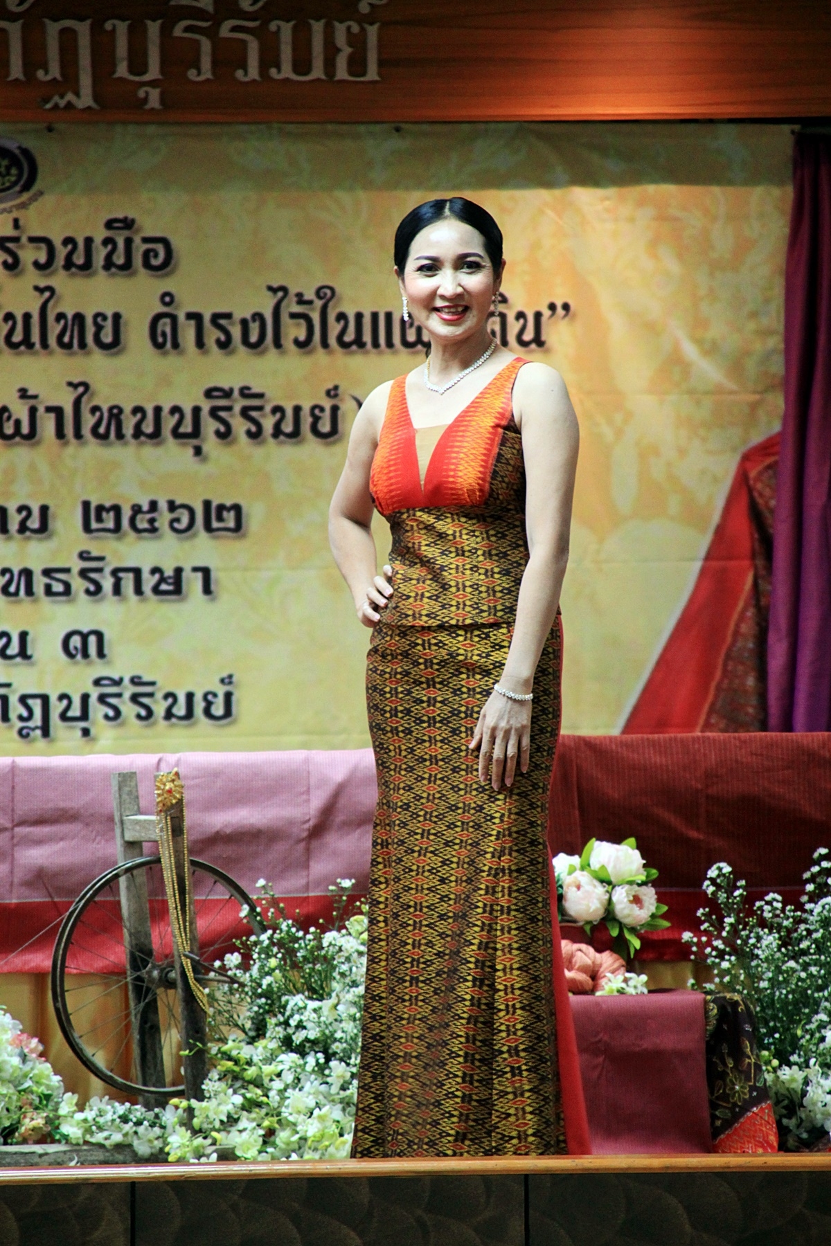 สืบสานอนุรักษ์ศิลป์ ผ้าถิ่นไทย ดำรงค์ไว้ในแผ่นดิน(สวมใส่ผ้าไทย ผ้าไหมบุรีรัมย์)