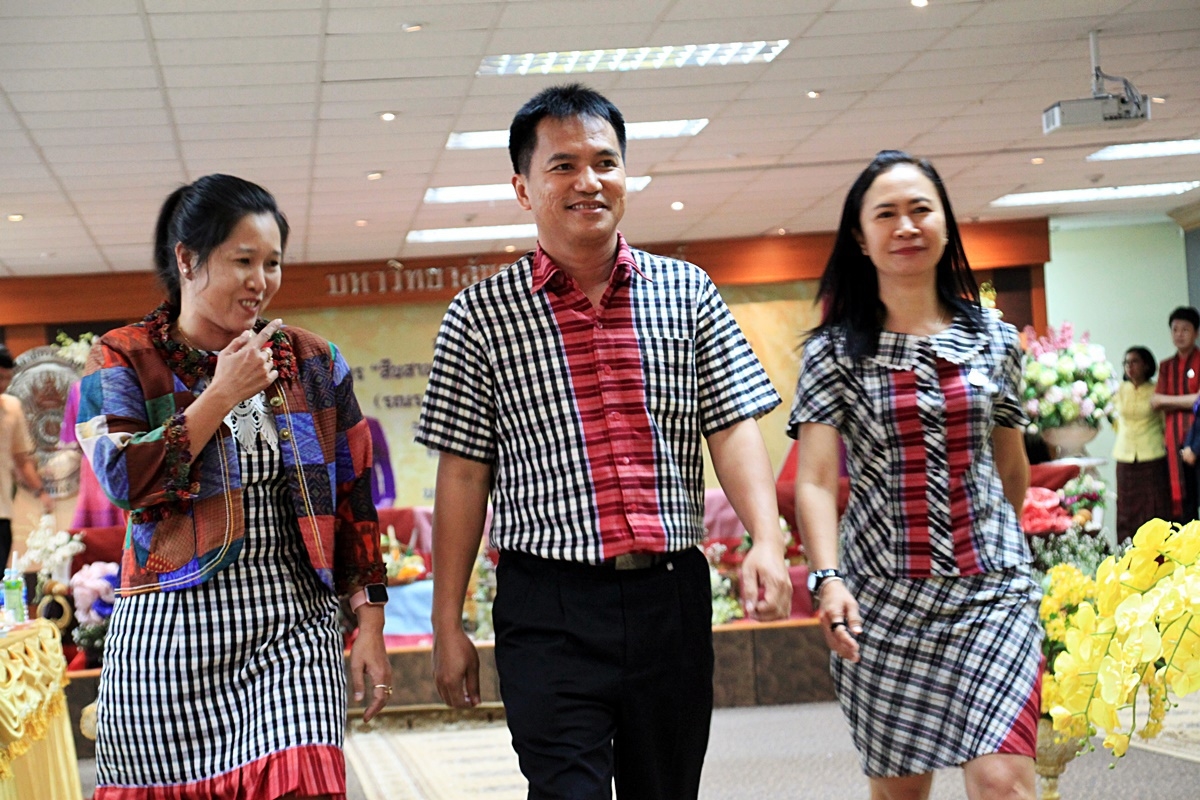 สืบสานอนุรักษ์ศิลป์ ผ้าถิ่นไทย ดำรงค์ไว้ในแผ่นดิน(สวมใส่ผ้าไทย ผ้าไหมบุรีรัมย์)