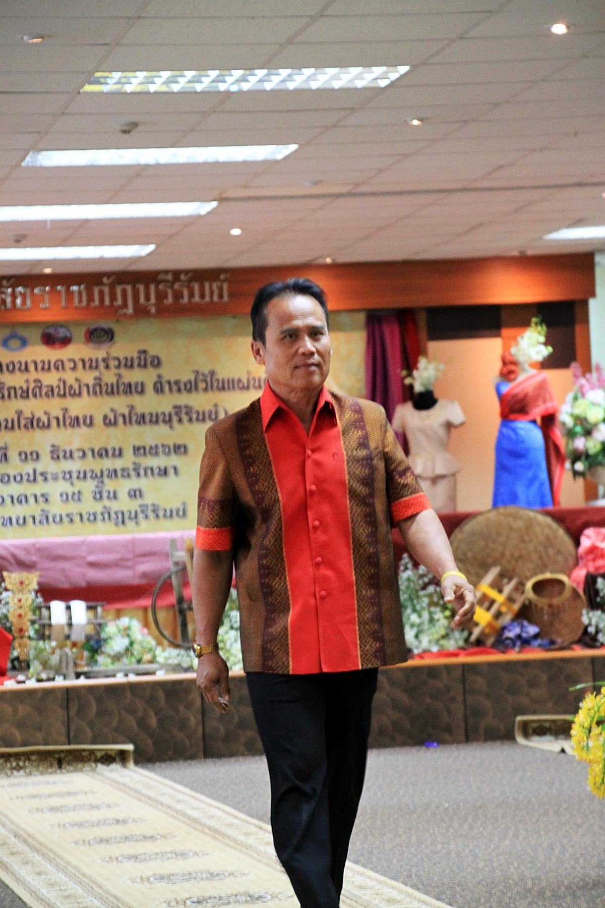 สืบสานอนุรักษ์ศิลป์ ผ้าถิ่นไทย ดำรงค์ไว้ในแผ่นดิน(สวมใส่ผ้าไทย ผ้าไหมบุรีรัมย์)