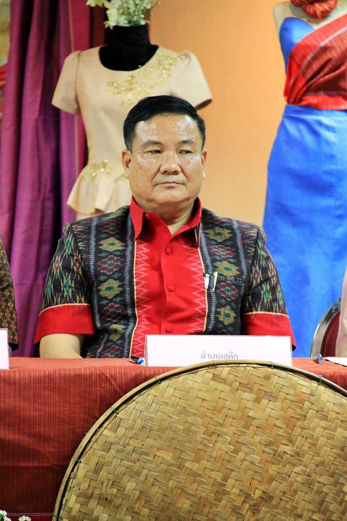 สืบสานอนุรักษ์ศิลป์ ผ้าถิ่นไทย ดำรงค์ไว้ในแผ่นดิน(สวมใส่ผ้าไทย ผ้าไหมบุรีรัมย์)