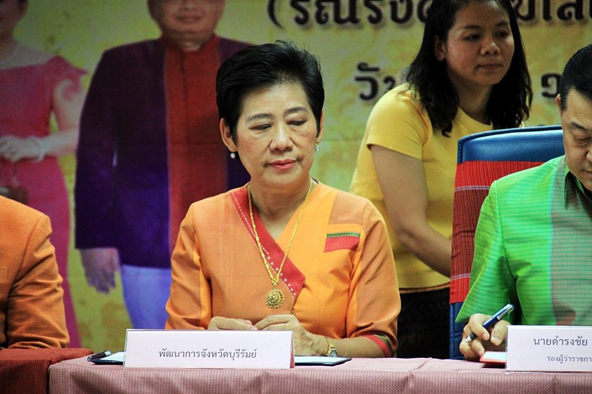 สืบสานอนุรักษ์ศิลป์ ผ้าถิ่นไทย ดำรงค์ไว้ในแผ่นดิน(สวมใส่ผ้าไทย ผ้าไหมบุรีรัมย์)