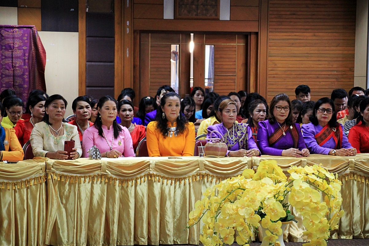 สืบสานอนุรักษ์ศิลป์ ผ้าถิ่นไทย ดำรงค์ไว้ในแผ่นดิน(สวมใส่ผ้าไทย ผ้าไหมบุรีรัมย์)