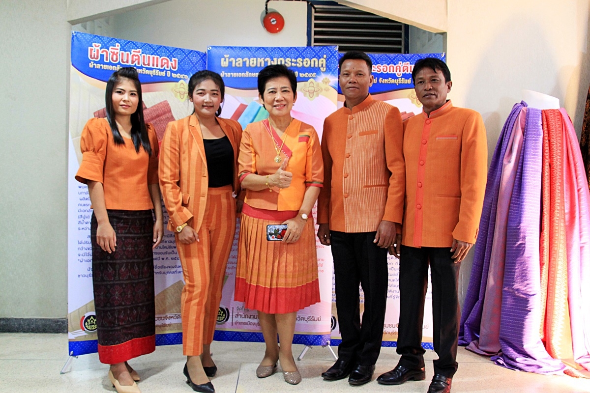 สืบสานอนุรักษ์ศิลป์ ผ้าถิ่นไทย ดำรงค์ไว้ในแผ่นดิน(สวมใส่ผ้าไทย ผ้าไหมบุรีรัมย์)