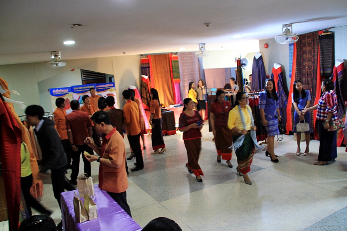 สืบสานอนุรักษ์ศิลป์ ผ้าถิ่นไทย ดำรงค์ไว้ในแผ่นดิน(สวมใส่ผ้าไทย ผ้าไหมบุรีรัมย์)