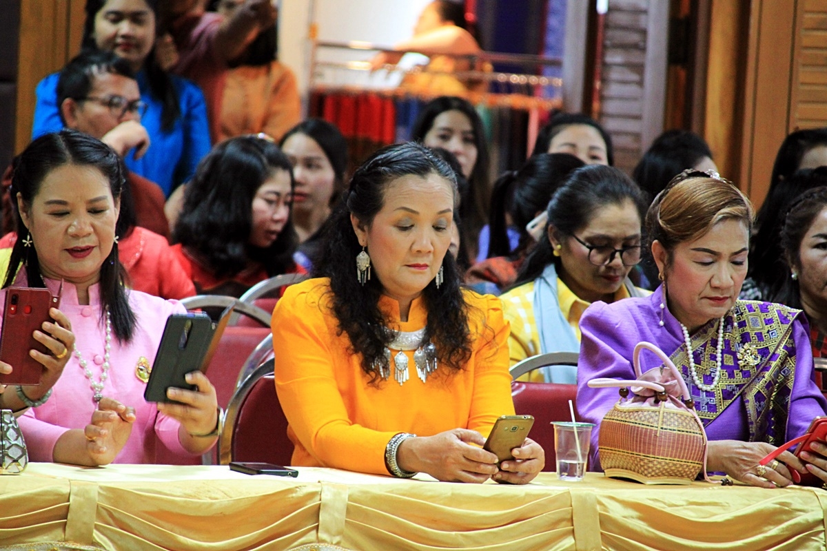 สืบสานอนุรักษ์ศิลป์ ผ้าถิ่นไทย ดำรงค์ไว้ในแผ่นดิน(สวมใส่ผ้าไทย ผ้าไหมบุรีรัมย์)