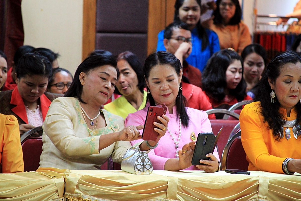 สืบสานอนุรักษ์ศิลป์ ผ้าถิ่นไทย ดำรงค์ไว้ในแผ่นดิน(สวมใส่ผ้าไทย ผ้าไหมบุรีรัมย์)