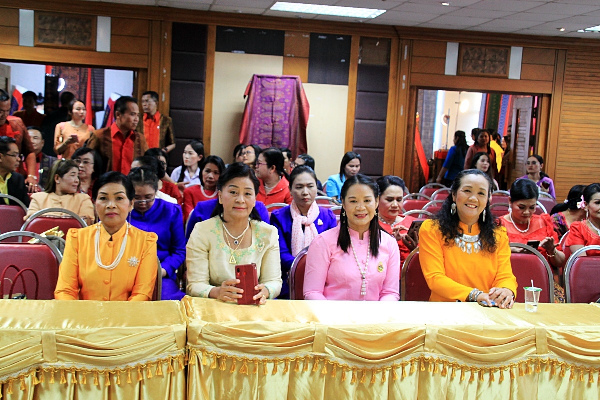 สืบสานอนุรักษ์ศิลป์ ผ้าถิ่นไทย ดำรงค์ไว้ในแผ่นดิน(สวมใส่ผ้าไทย ผ้าไหมบุรีรัมย์)