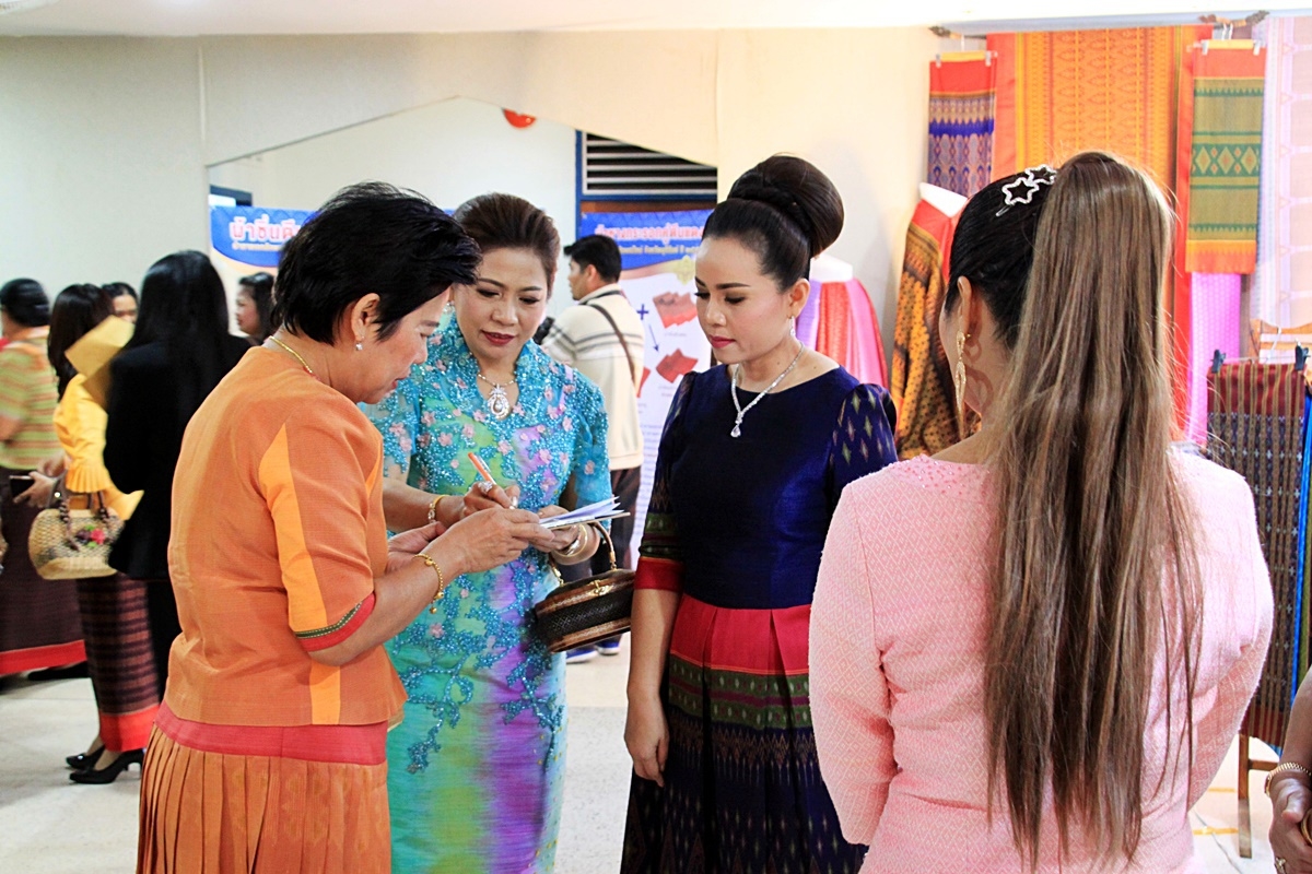 สืบสานอนุรักษ์ศิลป์ ผ้าถิ่นไทย ดำรงค์ไว้ในแผ่นดิน(สวมใส่ผ้าไทย ผ้าไหมบุรีรัมย์)