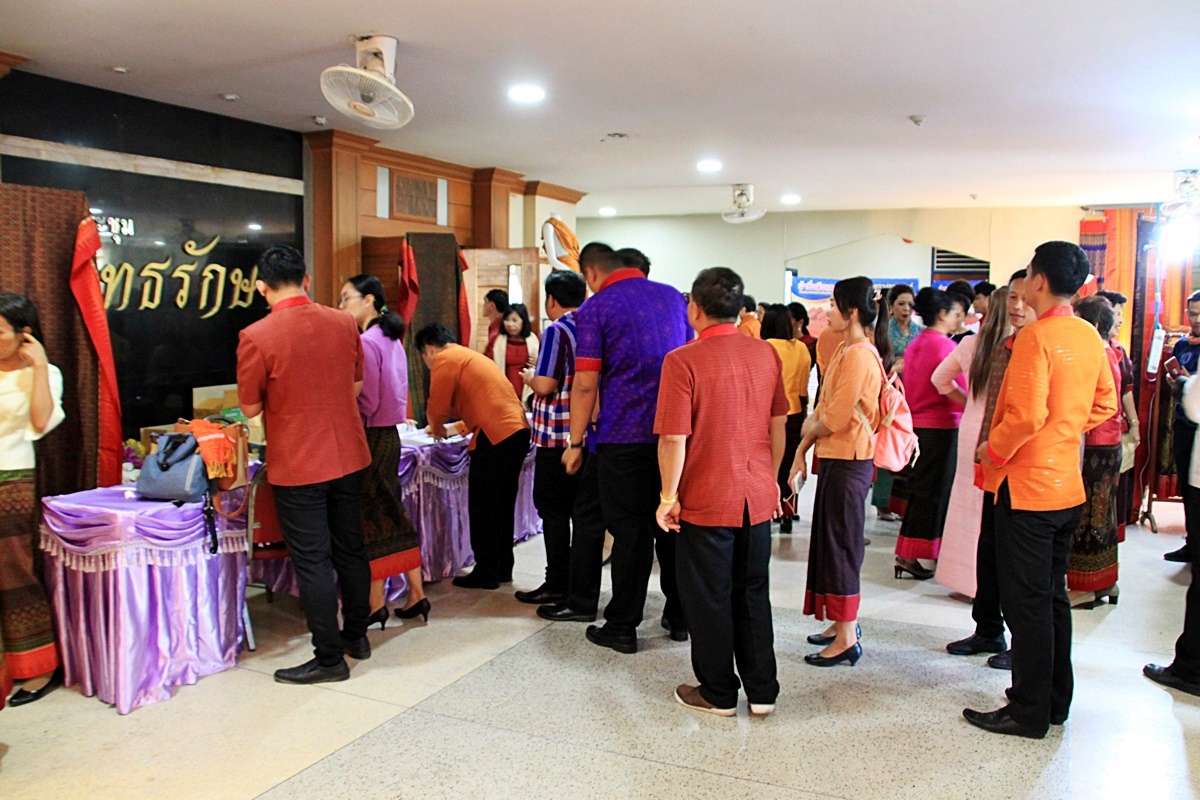 สืบสานอนุรักษ์ศิลป์ ผ้าถิ่นไทย ดำรงค์ไว้ในแผ่นดิน(สวมใส่ผ้าไทย ผ้าไหมบุรีรัมย์)